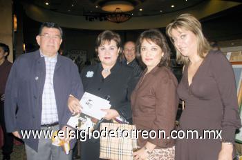 Rigoberto y Elisa Mena, Rocío García de Martínez y Ma. Luisa Berrueto de Pérez.