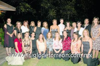 Marcela Hinojosa junto a todas sus amigas el día de su despedida de soltera.