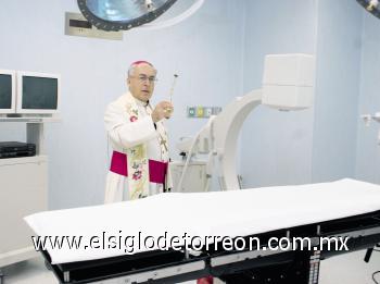 Sr. Obispo Jose Guadalupe Galván Galindo rociando las instalaciones con agua bendita.