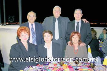 Augusto Peña, Victoria M. De Peña, Lupita Martínez Nicolás Almasana, Luis Garnier y Clara de Garnier.