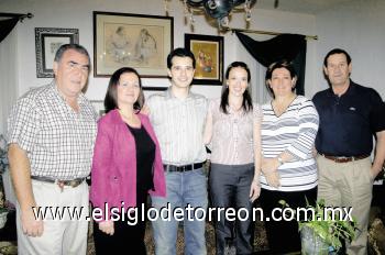 Los novios con los anfitriones Chuy y Ana Guinea; y Poncho y Chelo Macías.