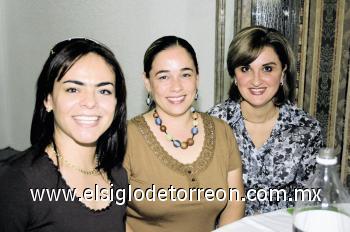 Victoria Faccuseh de S., Yvette Rivera de Menchaca y Elizabeth González de Días de León.