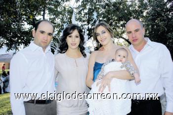 ELEGANTE BAUTIZO
Esteban Villarreal Russek junto a sus padrinos Arturo y Adriana Madero; además de sus padres Valeria y Federico Villarreal.