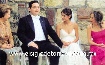 LLEGAN AL MATRIMONIO
María Lucía Fernández de López, Alejandro López Fernández, María Eugenia Martínez Brohez y Rosa Treviño de Martínez.