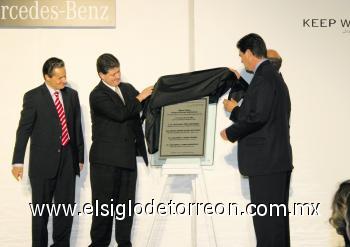 GRAN INAUGURACIÓN
Directivos de la Mercedes Benz junto a la autoridad municipal y familia Murra Marroquín.