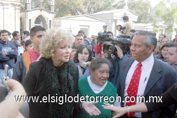 Productores de Televisa como Luis Mario Santoscoy y Luis de Llano, y un gran número de comunicadores del país y de distintas partes de Latinoamérica se aproximaron también al lugar.

Angélica María (foto), expresó sus condolencias y su reconocimiento a tan larga y exitosa trayectoria, dijo.