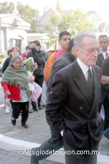 Al Panteón Francés llegaron cientos de ciudadanos para darle el último adiós al presentador de 'Siempre en Domingo', algunos le llevaron flores y otros incluso lloraron frente al féretro