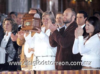 Monseñor Diego Monroy Ponce, rector de la Basílica, ofició la misa y la bienvenida a familiares y amigos, luego la bendición a la urna donde se encuentran las cenizas del comunicador.