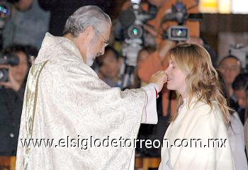 Karina (foto) y Arturo Velasco, así como la ahora viuda Dorle Klokow fueron los primeros en llegar junto con el conductor Marco Antonio Regil y la cantante Ana Gabriel; ésta última quien dijo que hasta el momento no ha llorado la partida del conductor porque reservará esas lágrimas para otro momento.