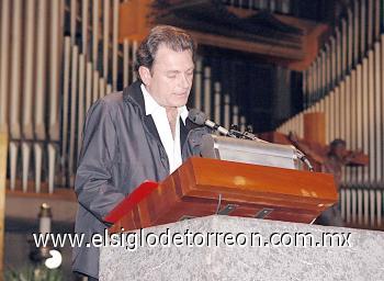 La vida y la muerte, el recuerdo y el presente se conjugaron en el Templo Mariano, unos para dar gracias por los favores cumplidos y otros para orar por los familiares que dejan este mundo.