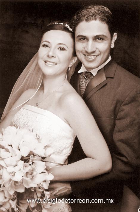 M.V.Z. Alberto Cervantes Valles y Srita. Mary Paz Rivas Pizarro contrajeron matrimonio en la Catedral de Durango, Dgo., el pasado 28 de octubre de 2006.