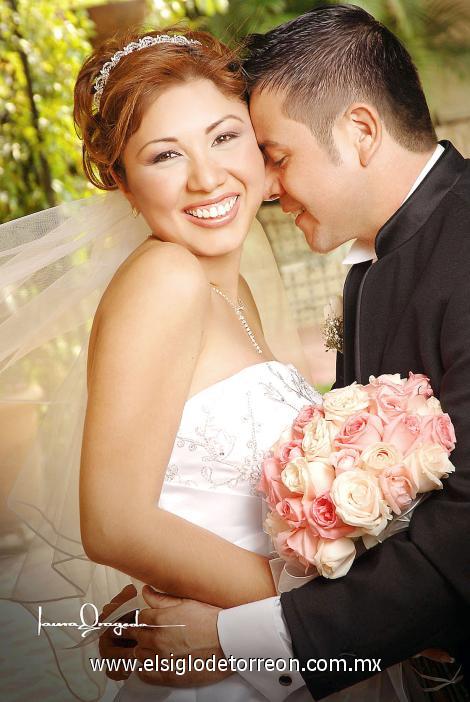 C.P. Javier Serrano Larios y C.P. Leticia Galindo Gámez recibieron la bendición nupcial en la capilla del Señor de la Resurrección del Centro Saulo, el 14 de octubre de 2006.




Estudio: Laura Grageda