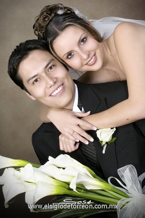 Dr. Hugo Gerardo Blanco Rodríguez y Dra. Samia Karime Pacheco Siordia recibieron la bendición nupcial en la capilla de Nuestra Señora de San Juan de Los Lagos, el pasado 28 de octubre de 2006.




Estudio: Sosa