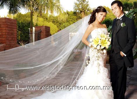 Ing. Israel S. Acevedo Fernández e Ing. Tensy Moreno Aparicio recibieron la bendición nupcial en la Catedral de Nuestra Señora del Carmen, el  21 de octubre de 2006.




Estudio: Laura Grageda