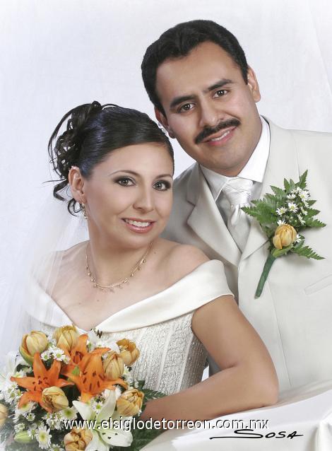 Sr. Eloy Omar Soriano Andrade y Srita. Nancy Lorena Muñoz Solís recibieron la bendición nupcial en la parroquia de La Inmaculada Concepción, el 28 de octubre de 2006.




Estudio: Sosa