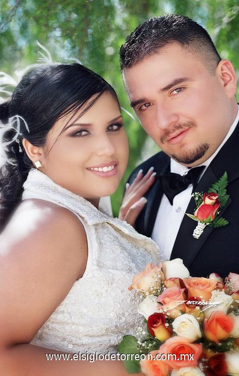 Sr. José Ángel Ramos Jiménez y Srita. Fabiola Montserrat Gutiérrez Tavizón contrajeron matrimonio en el Santuario del Cristo de las Noas.



Estudio: F. Becerra