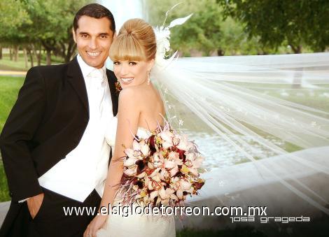 Sr. Jorge Alberto Moreno Mendoza y Srita. Laura Paloma Grageda Villarreal contrajeron matrimonio en la capilla del Señor de la Resurrección del Centro Saulo, el domingo cinco de noviembre de 2006.



Estudio: José Grageda