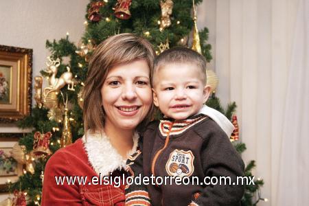 3012006
 Mónica Treviño y su hijos Santiago