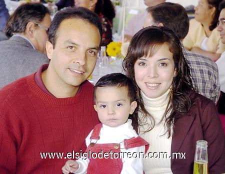 01122006 
Ana, Carlos y Carlitos García.