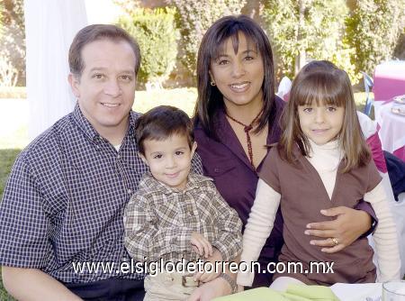 01122006
Carlos, Cristina, Paulina y Juan Pablo Velázquez Ríos.