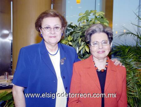 01122006 
Cristina de Vázquez y Martha de Sada.