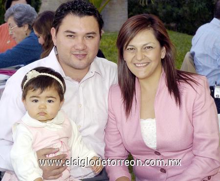 01122006 
Liz, Frida y Omar Castro.