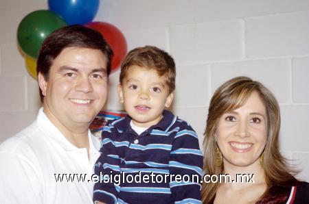 01122006
Alberto Pérez Sánchez junto a sus padres, Alberto Pérez Luethje y Olga Sánchez de Pérez.