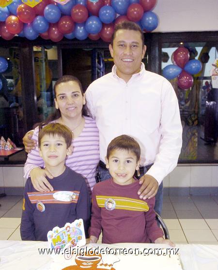 01122006 
Gabriel Aguilera Elizondo festejó su cumpleaños junto a sus padres, Antonio y Olivia Aguilera y su hermanito Ángel.