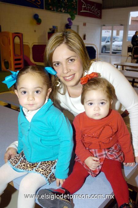 01122006 
Paulina y Alejandra Necochea Sánchez con su mamá Ale Sánchez de Necochea.