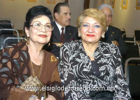 04122006
Rosina de De Alvarado y Dora Luz González.