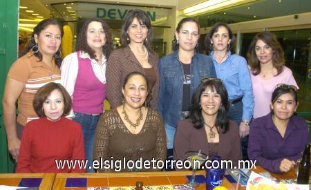 04122006
Sofía Suárez, Laura Mayela Ríos, Sonia Castillo, Guadalupe Gamboa, Claudia Sosa, Marybel González, Ariadne Castillo, Gaby Medrano, Evendra Puente y Elizabeth Viera, grupo de amigas en reciente reunión.