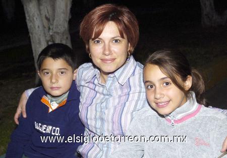 04122006
Mary Tere de Aguilera, Anilú y Ricardo Aguilera.