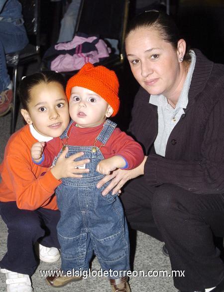 04122006
Sebastián y Regina Mota con Nidia de Mota.