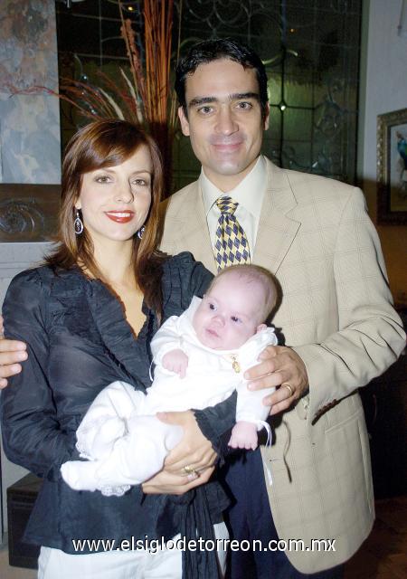 03122006 
Ana Isabel González Hernández celebró cumpleaños, acompañada de sus padrinos Humberto y Rocío Mexsen.