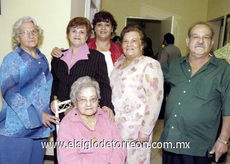 03122006 
Antonia, Eva, Margarita, Carmen y Eduardo Reynoso, acompañan a su mamá doña Altagracia.