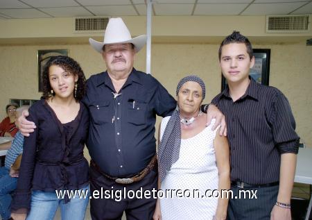 03122006 
Enrique Marroquín fue festejado por su esposa Rosa Martha Sánchez y sus hijos, con motivo de su cumpleaños.