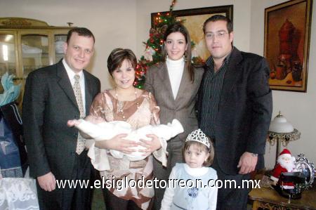 03122006 
Héctor Daniel Gutiérrez junto a sus padres, Héctor y Rosa Emma Gutiérrez y sus padrinos, Andrés Lozano y Angélica López y su hermanita.