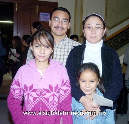 03122006 
Juan Silva, Isabel Pérez, Belén y Paola Silva.