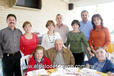 03122006 
Don José Humberto junto a su esposa Mercedes y sus hijos Antonio, Martha Irene, Ricardo, Meche, Javier, Georgina, Miguel, Eduardo y Dora.