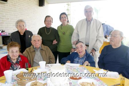 03122006 
El festejado acompañado del doctor Sánchez Siller, Romero de la Fuente, Alicia Escandón de De la Fuente, Sara Cárdenas de De la Fuente y Celia de De la Fuente.