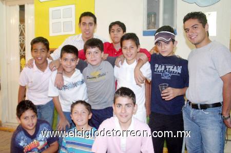 03122006 
Jorge Salomón Limones estuvo acompañado de Cristian Flores, Frank Martínez, Emiliano, Luis, Ricky Gamboa, José Luis y otros amigos, en su fiesta de Primera Comunión.