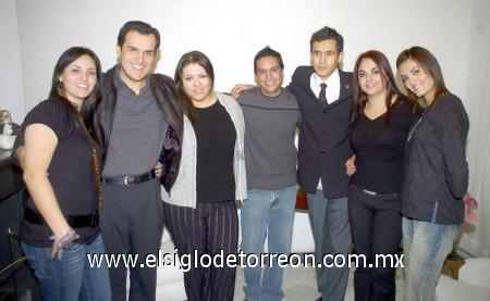 03122006 
Karime Salmón, César Tovar, Nadia Calderillo, Juan Carlos Hurtado, Mariano Salmón, Daniela Rodríguez y Lorena Salmón en pasado festejo.