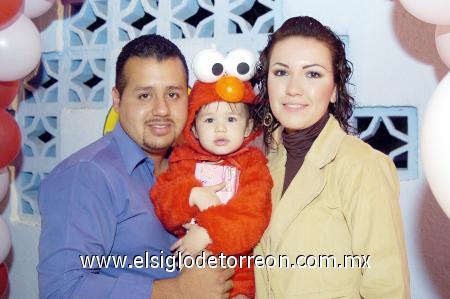 03122006 
La cumpleañera al lado de sus papás, J. Gerardo Martínez Espinoza y Artemisa Hernández de Martínez.