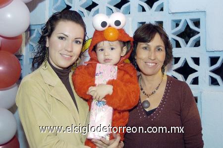 03122006 
La pequeña festejada con su mamá, Artemisa Hernández de Martínez y su abuelita, María Cristina Blanco.