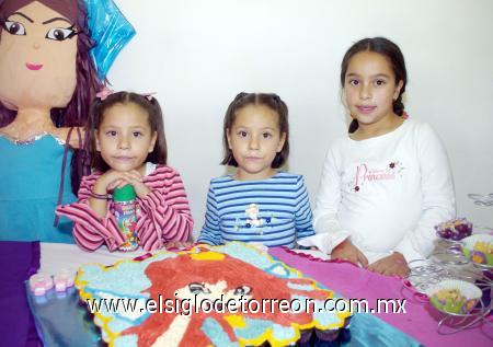 03122006 
María Alicia, María Isabel y María José Ojeda González celebraron sus respectivos cumpleaños en días pasados.