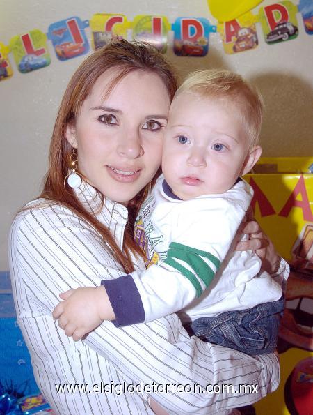 03122006 
Mauricio Morales Reyes acompañado mamá, Melina Reyes de Morales, el día que festejó su cumpleaños.