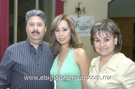 05122006
Victoria Mendoza Romo y sus padres Víctor Mendoza y Lety de Mendoza.