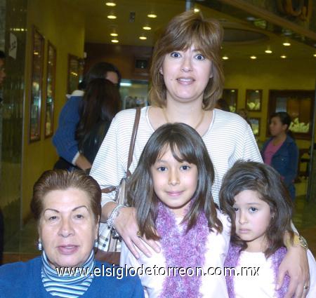 06122006
Lucy de Carrillo, Lucy Barraza, Marifer y Maripao.