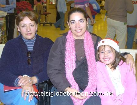 06122006
Mayra de Gandarilla, Olivia Karina Gandarilla y María Astrid García.