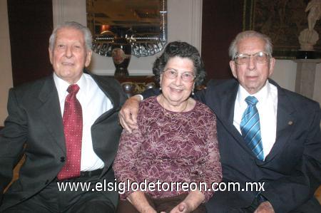 07122006
Gustavo Lastiri Granados y Alejandrina López de Lastiri celebraron sus Bodas de Oro, acompañados de sus amistades.